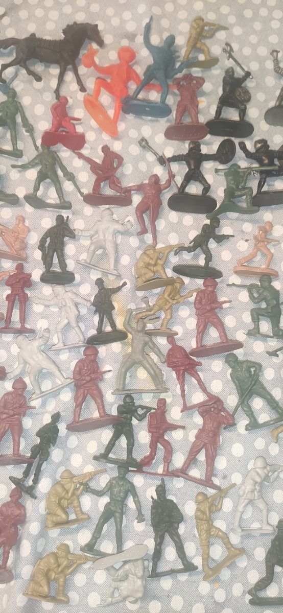 Lote Soldados Plástico Medievales y Vaqueros.