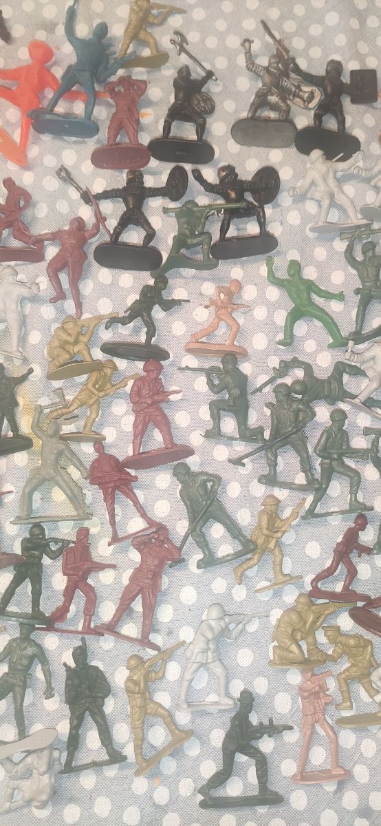 Lote Soldados Plástico Medievales y Vaqueros.