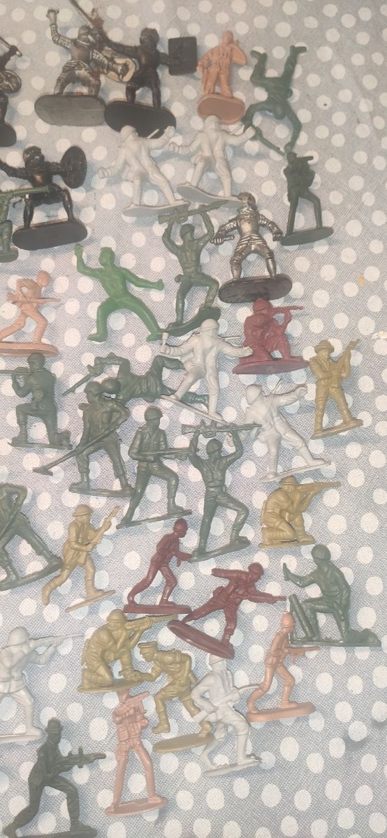 Lote Soldados Plástico Medievales y Vaqueros.