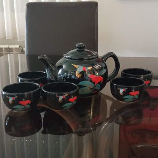 Tetera y tazas japonesas de cerámica