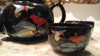 Tetera y tazas japonesas de cerámica