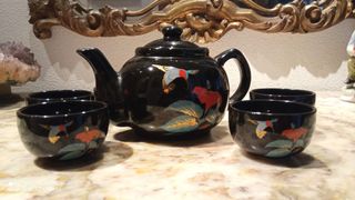 Tetera y tazas japonesas de cerámica