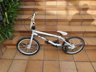 Bicicleta BMX Blanca Profesional