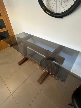 Mesa de salón de madera maciza y cristal