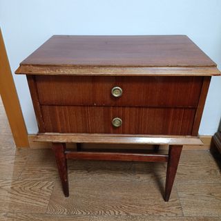 Mesita de noche de madera con cajones