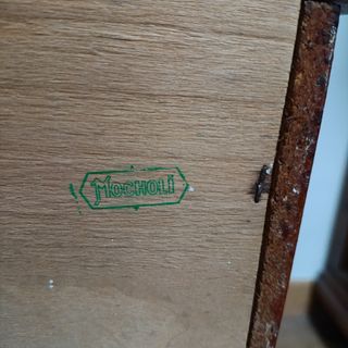 Mesita de noche de madera con cajones
