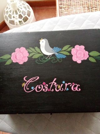 Caja de costura pintada a mano para restaurar