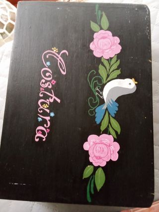 Caja de costura pintada a mano para restaurar