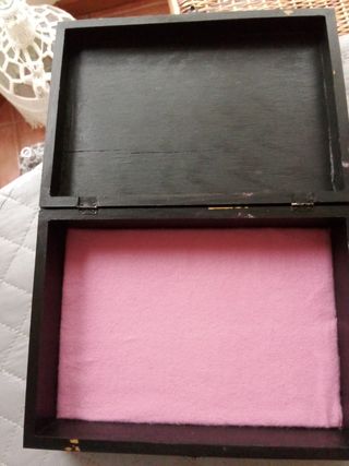 Caja de costura pintada a mano para restaurar