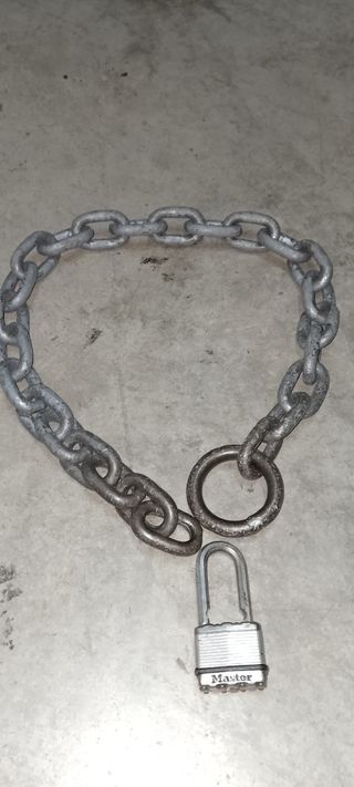 Cadena galvanizada y candado para moto