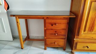 Lote: Cama doble, mesa y sillón