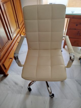 Lote: Cama doble, mesa y sillón