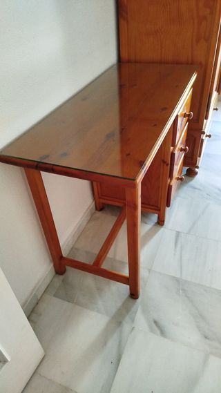 Lote: Cama doble, mesa y sillón