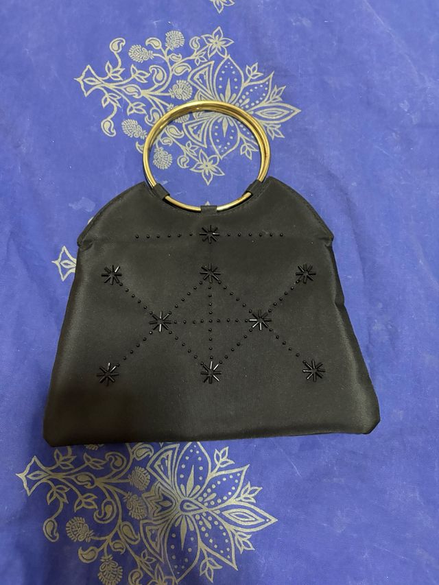 Bolso de fiesta negro con detalles dorados