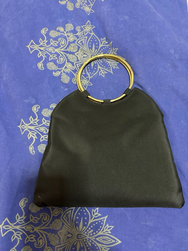 Bolso de fiesta negro con detalles dorados