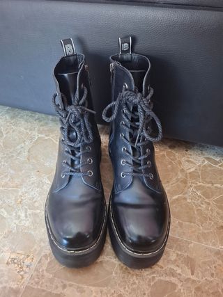 Botas negras con plataforma tipo Dr. Martens