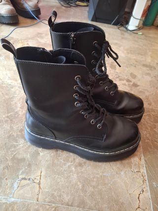 Botas negras con plataforma tipo Dr. Martens