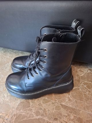 Botas negras con plataforma tipo Dr. Martens