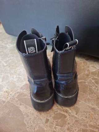 Botas negras con plataforma tipo Dr. Martens