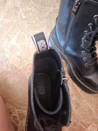 Botas negras con plataforma tipo Dr. Martens