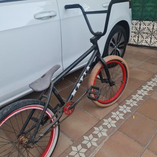 Bmx Negra con Llantas Rojas