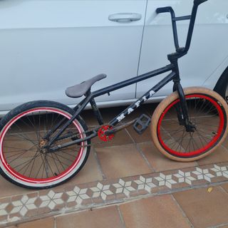 Bmx Negra con Llantas Rojas