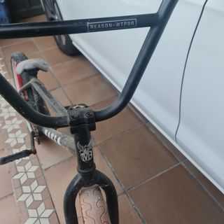 Bmx Negra con Llantas Rojas