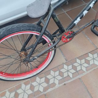 Bmx Negra con Llantas Rojas