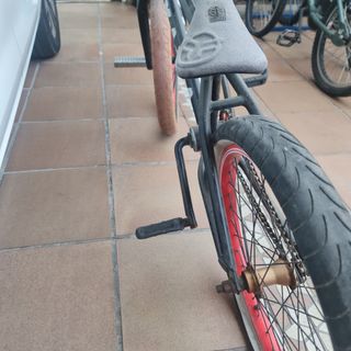 Bmx Negra con Llantas Rojas