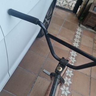 Bmx Negra con Llantas Rojas