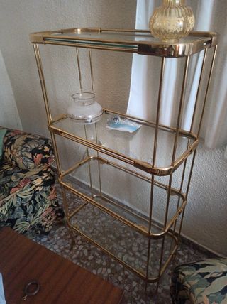 Estantería dorada de cristal