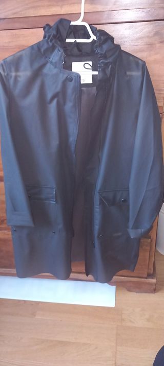 Chubasquero Pull and Bear Negro Talla M