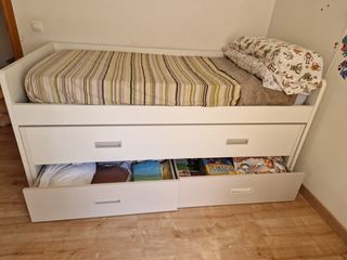 Cama infantil blanca con cajones