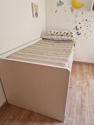 Cama infantil blanca con cajones