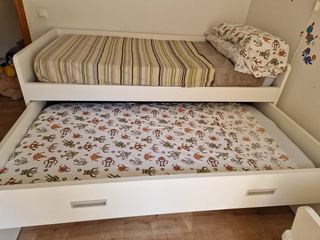 Cama infantil blanca con cajones