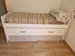 Cama infantil blanca con cajones