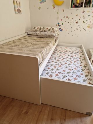 Cama infantil blanca con cajones