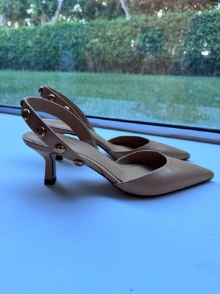 Sandalias Uterqüe Beige Tachuelas