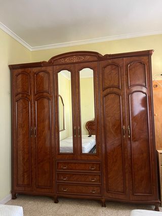 Armario de madera con 6 puertas y espejos