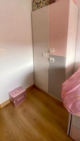 Dormitorio juvenil gris y rosa