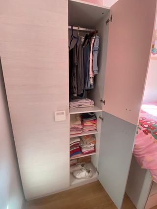 Dormitorio juvenil gris y rosa