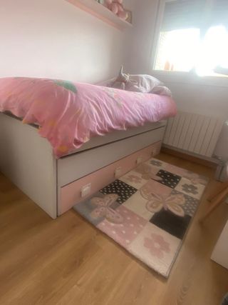 Dormitorio juvenil gris y rosa