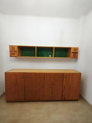 Mueble de madera con estantes verdes