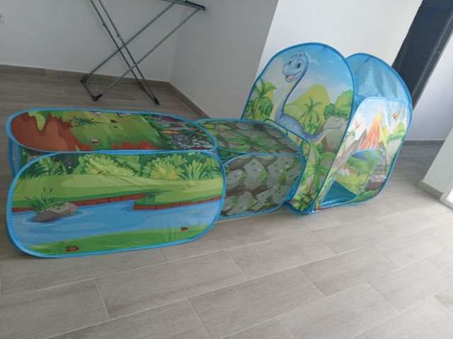 Túnel de brincadeiras infantis de dinossauros