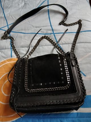 Bolso negro con cadena y detalles