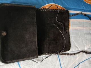 Bolso negro con cadena y detalles