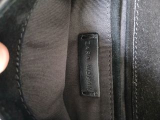 Bolso negro con cadena y detalles