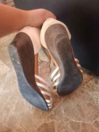 Sandalias blancas con flores