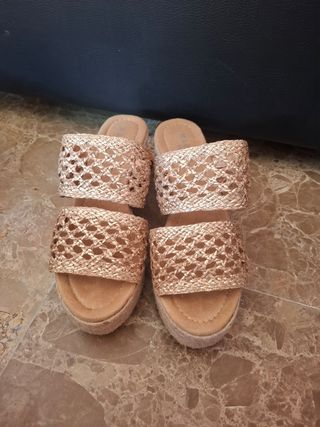 Sandalias doradas con cuña