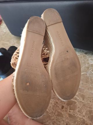 Sandalias doradas con cuña